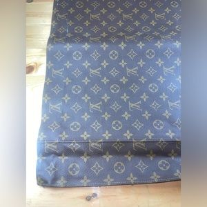 Louis Vuitton Material With Zipper And Clasp